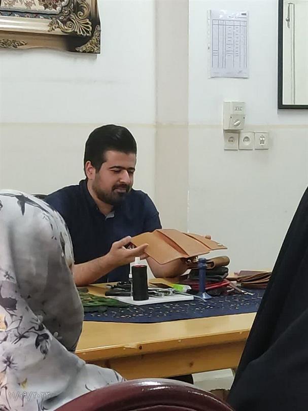 کارگاه آموزشی آشنایی با هنر چرم دوزی