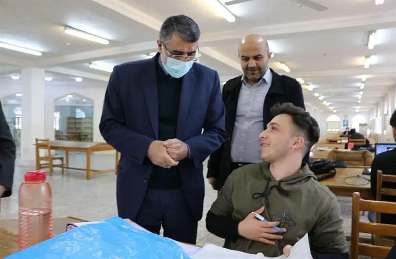 بازدید فرماندار از کتابخانه