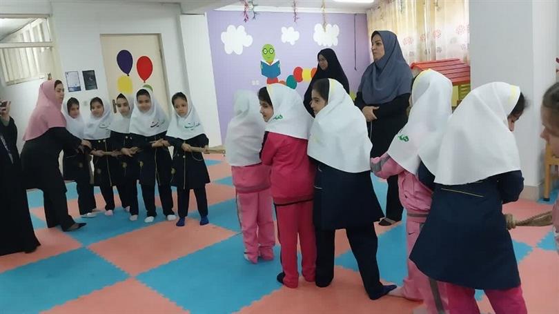 اجرای برنامه شاد و مفرح در بخش کودک